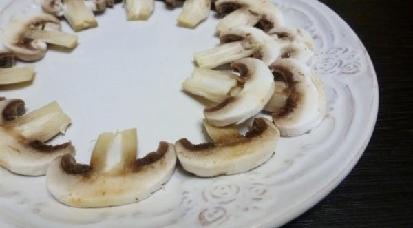 Салат из шампиньонов с кедровыми орешками под медовой заправкой