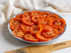 Буррата с томатами