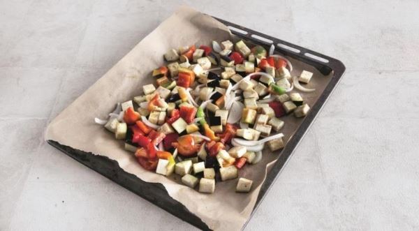 Салат из киноа с печеными овощами