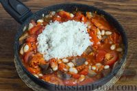 Макароны с фасолью, рисом и маринованными грибами в томатном соусе