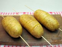 Картофель спиралью, запечённый с колбасой, на шпажках