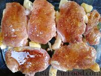 Свинина, запечённая с яблоками, под медово-имбирным соусом