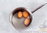 Брокколи с горчично-сливочным соусом, варёными яйцами и беконом