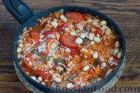 Макароны с фасолью, рисом и маринованными грибами в томатном соусе