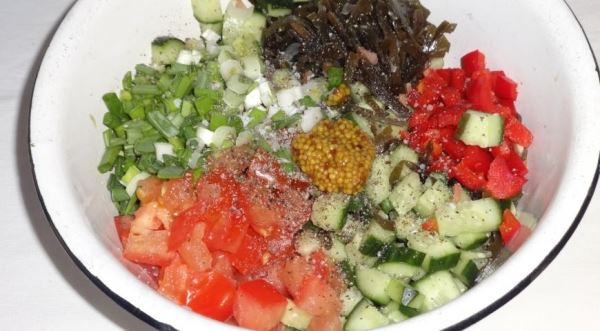 Салат из овощей и морского коктейля