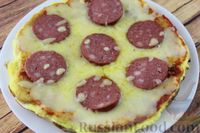 "Пицца" на хлебе, с колбасой и сыром (на сковороде)