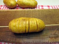 Картофель спиралью, запечённый с колбасой, на шпажках