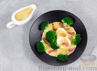 Брокколи с горчично-сливочным соусом, варёными яйцами и беконом